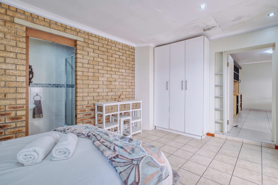 6 Bedroom Property for Sale in Summerstrand Eastern Cape